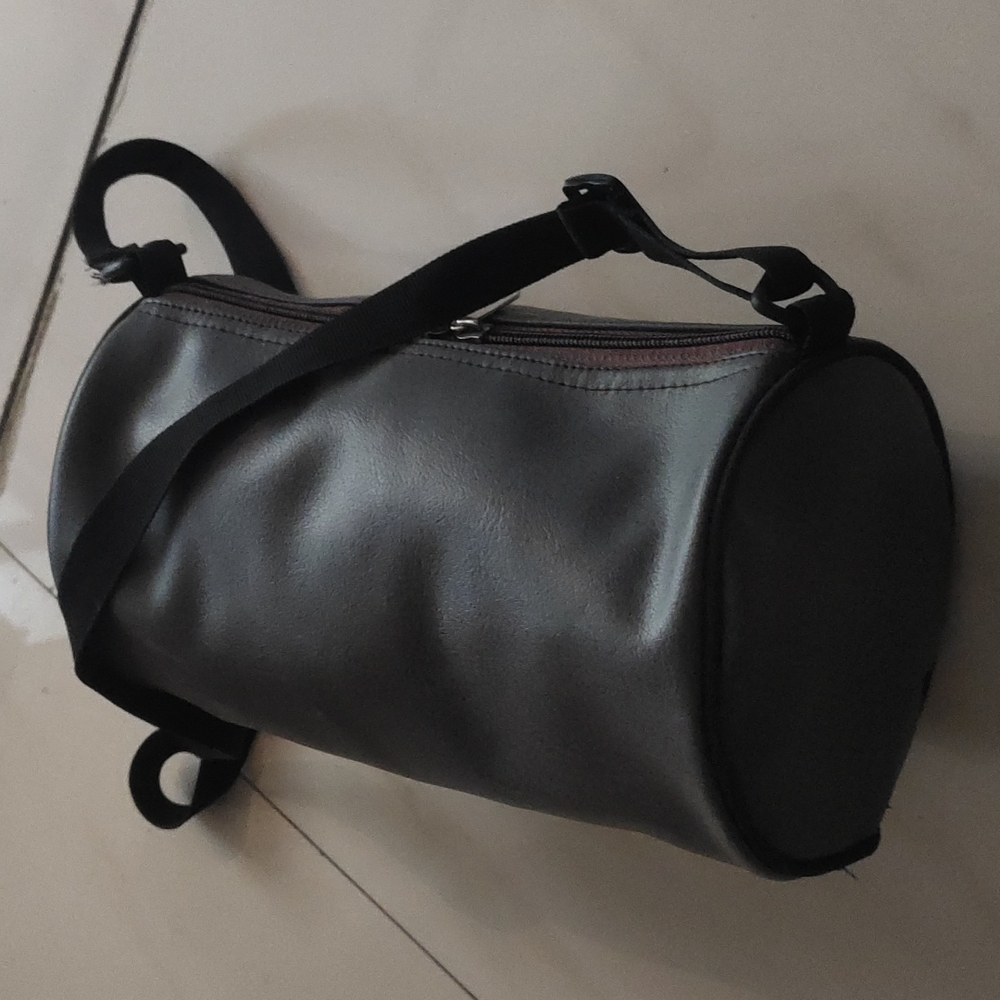 Soft leather cylinder sling bag light weight - Picture 6 of 9